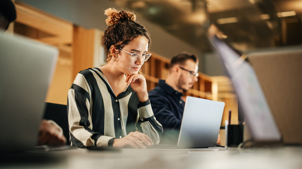 An office worker learns how to conduct a technical SEO site audit.